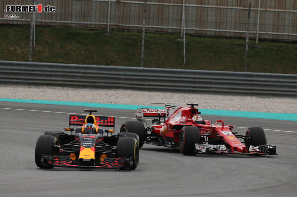 Foto zur News: Mit einer ganzen Reihe schnellster Runden vernichtet Vettel binnen 15 Runden ebenso viele Sekunden Rückstand auf Ricciardo. Acht Runden vor Schluss ist er dran, aber Alonso steht beim Überholversuch im Weg: &quot;Come on, Alonso!&quot; Es bleibt seine letzte Attacke: In der Folge bauen die Supersofts zu stark ab.