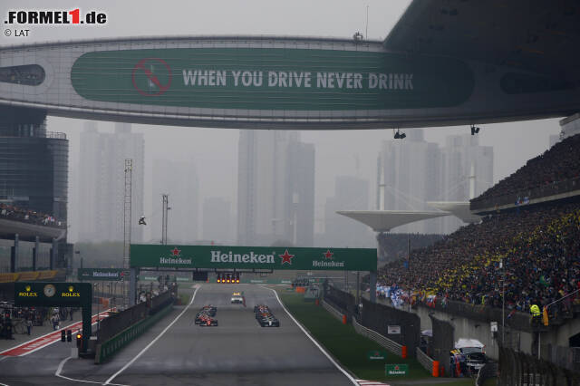 Foto zur News: Hamilton startet nach "Spezialrunde" (Niki Lauda) auf Pole, zwei Zehntelsekunden vor Vettel. Der wiederum ist nur um eine Tausendstelsekunde schneller als Bottas. Bei Vettels kreativer Auslegung der Startposition drückt die Rennleitung ein Auge zu. Und Toro-Rosso-Junior Carlos Sainz startet als Einziger auf Slicks.