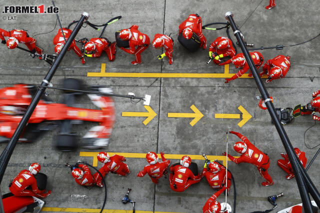 Foto zur News: In der virtuellen Safety-Car-Phase nach der Kollision zwischen Rookie Lance Stroll (Ausfall) und Sergio Perez (hat Glück) kommt Vettel an die Box, um auf Slicks zu wechseln. Das sieht zunächst nach der goldrichtigen Entscheidung aus, weil Hamilton & Co. draußen bleiben, die Strecke aber nur noch stellenweise nass ist.