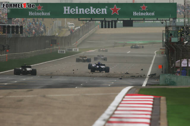 Foto zur News: Doch dann: Giovinazzi zum Zweiten! Der Sauber-Rookie crasht wieder in der letzten Kurve, das Safety-Car muss auf die Strecke - und alle, die jetzt an die Box kommen, verlieren beim Reifenwechsel weniger Zeit als Vettel. Der fällt auf P6 zurück. Direkt hinter Bottas, der sich beim Stopp hinter Hamilton anstellen muss.