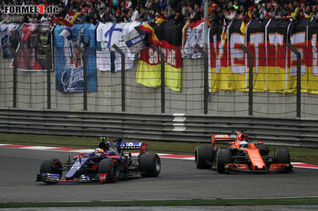 Foto zur News: Neben Verstappen der Mann des Rennens: Sainz liegt dank seinem Slick-Poker schon an siebter Stelle, als das Safety-Car von der Strecke geht, und fährt über weite Strecken vor Fernando Alonso. Mit frischeren Reifen überholt er sein Idol problemlos. McLaren verzeichnet den nächsten Doppelausfall. Sainz wird Siebter.