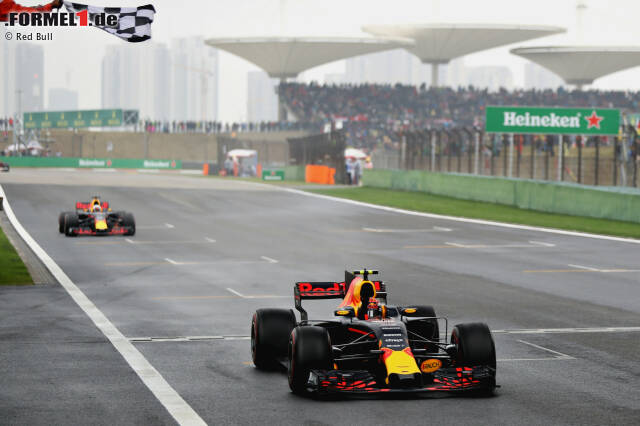 Foto zur News: Die Schlussphase: Räikkönen will gegen den Willen seines Teams nicht durchfahren und verliert dadurch ein mögliches Podium (P5). Renningenieur Tony Ross nennt Bottas (P6) am Funk "Nico". Und Ricciardo ist am Ende, auf trockener Fahrbahn, schneller als Verstappen (bei dem die Nerven blank liegen), kommt aber nicht mehr vorbei (P3/4).