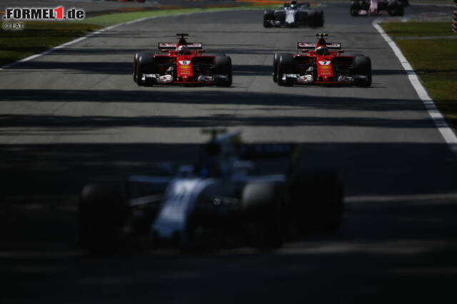 Foto zur News: Immerhin ist der Ferrari-Star inzwischen an Teamkollege Räikkönen vorbei, der mit dem Handling kämpft und nach einem Fahrfehler aus der zweiten Schikane heraus vor den Lesmos nicht groß Gegenwehr leistet. Teamorder? Die Fahrer bestreiten das. Mit Stroll und Ocon hält sich Vettel ebenfalls nicht lange auf.