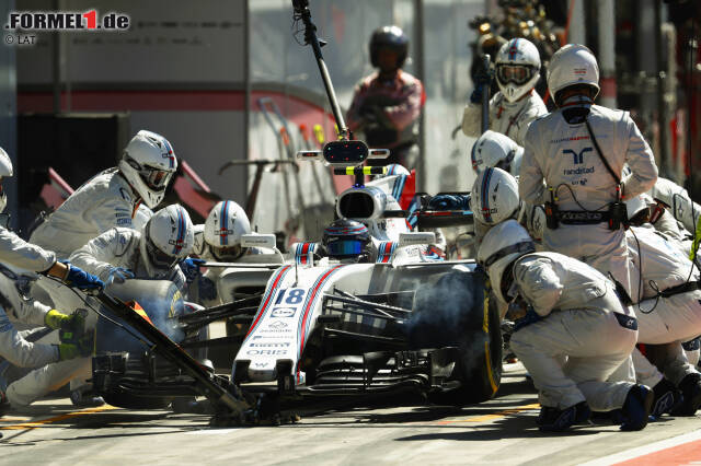 Foto zur News: Sensationsmann Stroll fightet tapfer, verliert aber einen Platz an Räikkönen, weil Ferraris Undercut aufgeht und Williams' Reifenwechsel ein paar Sekunden zu lange dauert. Der 18-Jährige lässt aber zumindest den Kontakt zu Ocon nie ganz abreißen.