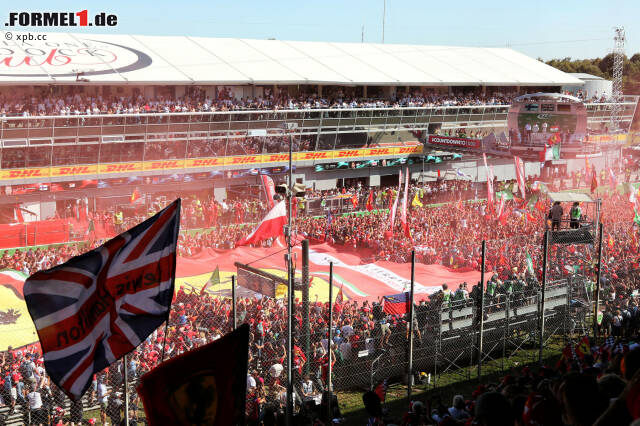 Foto zur News: ... sondern erfreut sich an der einmaligen Atmosphäre im Autodromo Nazionale di Monza. Am Boxenfunk verrät Vettel ein Geheimnis, das im TV nicht zu sehen war: "Die letzten 15, 20 Runden hat etwas nicht gestimmt. Darum habe ich den Motor hoch und runter gedreht."