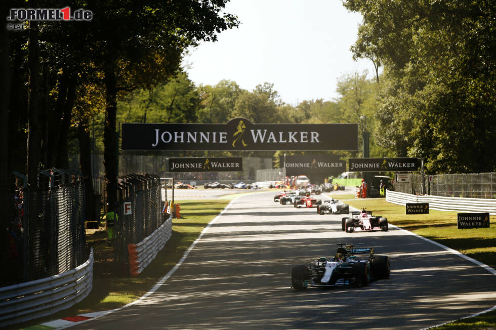 Foto zur News: Hamilton setzt sich gleich ein paar Wagenlängen von Esteban Ocon ab, der Stroll am Start überholt hat. Und Kimi Räikkönen gewinnt das actionreiche Beschleunigungsduell gegen Valtteri Bottas durch die Curva Grande, ...