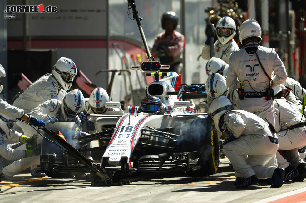 Foto zur News: Sensationsmann Stroll fightet tapfer, verliert aber einen Platz an Räikkönen, weil Ferraris Undercut aufgeht und Williams&#039; Reifenwechsel ein paar Sekunden zu lange dauert. Der 18-Jährige lässt aber zumindest den Kontakt zu Ocon nie ganz abreißen.