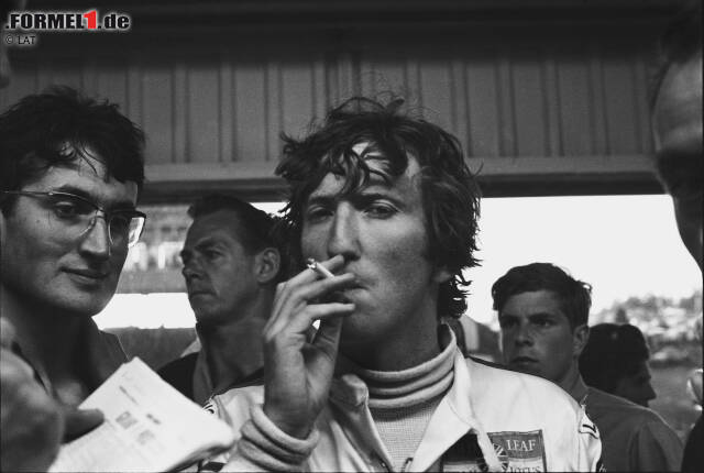 Foto zur News: So kannte man Jochen Rindt: Der "James Dean der Formel 1" - stets mit Zigarette - war einer der verwegensten Piloten der Königsklasse. Obwohl der deutsche Staatsbürger, der wegen seiner österreichischen Rennlizenz als Österreicher galt, nur sechs Rennen gewann, wurde er zum Mythos. Das lag auch daran, dass der ...