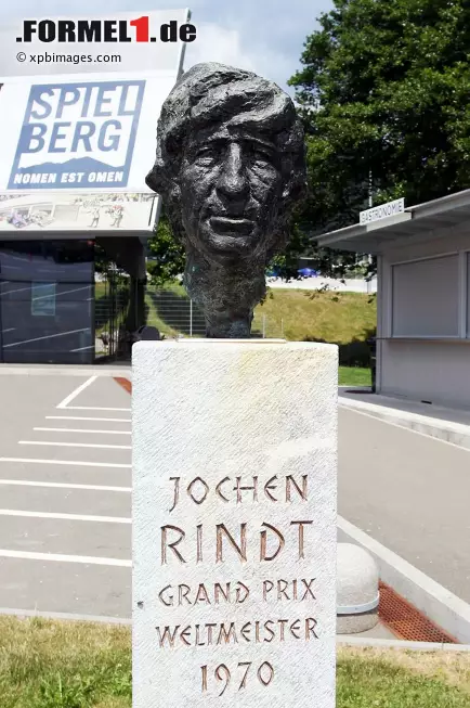 Foto zur News: ... ist Rindt, der in Graz vor 30.000 Trauernden begraben wurde, unvergessen: Er holte 1970 nicht nur trotz des Dramas den Titel, er löste in Österreich auch eine enorme Motorsport-Tradition aus. Heute erinnert ein Denkmal auf dem Red-Bull-Ring, den es ohne Rindt nie gegeben hätte, an die Legende.