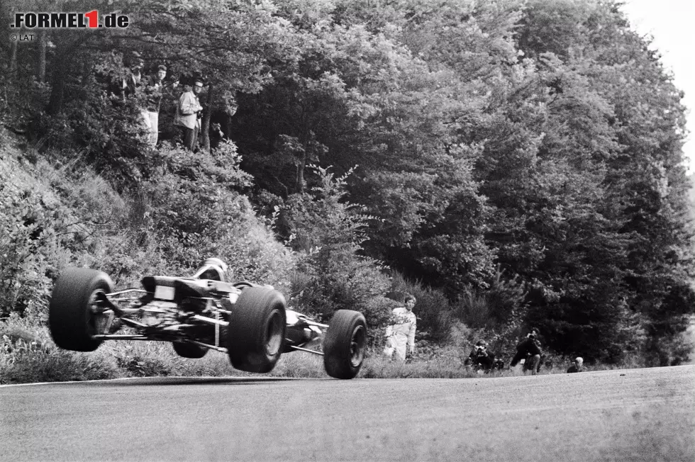 Foto zur News: ... ging der Aufstieg voran: Nachdem er 1965 als Teamkollege von Bruce McLaren beim Cooper-Rennstall anheuerte, nahm er im Jahr darauf dort bereits die Nummer-1-Position ein. Neben Podesträngen hatte Rindt auch viele Defekte, wie hier 1967 auf dem Nürburgring, als er nach einem Lenkungsschaden zuschauen musste. Als Mechaniker ...