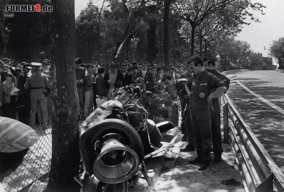 Foto zur News: ... bewusst: Der hochbeinige Heckflügel des Pole-Setters brach, Rindt schlitterte über die Leitplanke und krachte in das Wrack von Teamkollege Graham Hill, dem bereits das gleiche passiert war. Rindt kam trotz eines Überschlags mit einem Nasenbeinbruch und einer Gehirnerschütterung glimpflich davon. Und auch, ...