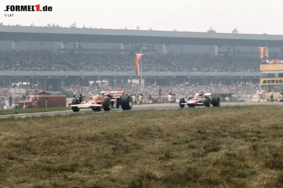 Foto zur News: ... Hockenheimring, wo er sich in einer legendären Windschattenschlacht gegen Ferrari-Star Jacky Ickx durchsetzte. Es sollte sein letzter Sieg sein, denn beim Heimspiel auf dem neuen Österreichring musste er nach der Pole-Position mit Motorschaden aufgeben. Dann - drei Wochen später - die Tragödie ...