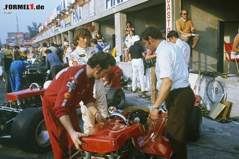 Foto zur News: ... von Monza: Um einen besseren Topspeed zu erreichen, ließ Boss Chapman die Flügel abmontieren. Rindt begutachtete Momente vor dem folgenschweren Qualifying am Samstag seinen Lotus 72, während ...