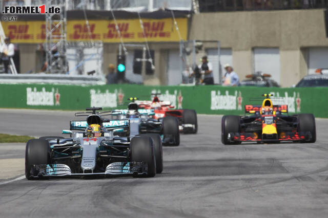 Foto zur News: Beim Restart in Runde 4 attackiert Verstappen zuerst Hamilton, muss sich dann aber direkt gegen Bottas verteidigen, den er nur mit Mühe hinter sich halten kann. Hamilton setzt sich rasch aus der DRS-Sekunde ab, Verstappen kann aber Platz zwei sicher behaupten.