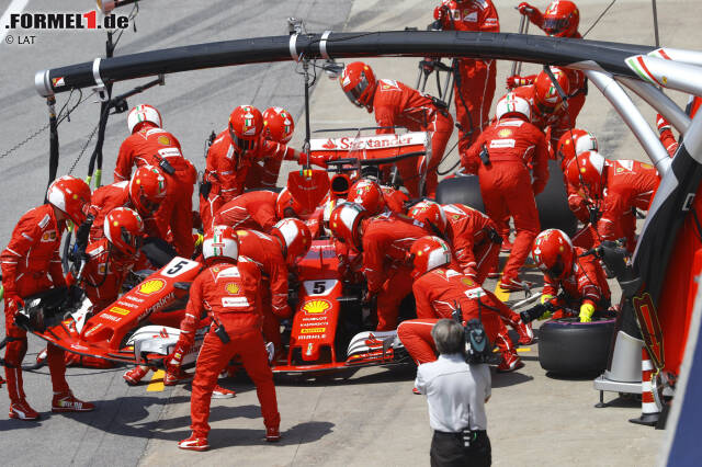 Foto zur News: Eine Runde nach dem Restart kommt Vettel an die Box, um den Flügel zu wechseln. Kurz danach funkt er: "Ich fürchte, ich habe schon wieder ein Stück des Frontflügels verloren!" Ein Fehlalarm, wie sich herausstellt. Er fällt zunächst auf den letzten Platz zurück. Kimi Räikkönen ist nur noch Sechster. Nach Fehler zieht Sergio Perez vorbei.