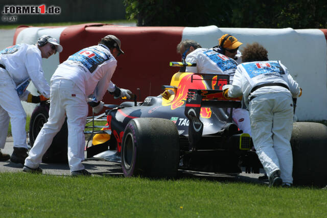 Foto zur News: Verstappen liegt 4,2 Sekunden hinter Hamilton und 1,9 vor Bottas, als in der elften Runde sein Red Bull den Geist aufgibt. Ursache ist eine defekte (Renault-)Batterie. Beim Restart nach virtuellem Safety-Car führt Hamilton 6,1 Sekunden vor Bottas und 10,9 vor Daniel Ricciardo.