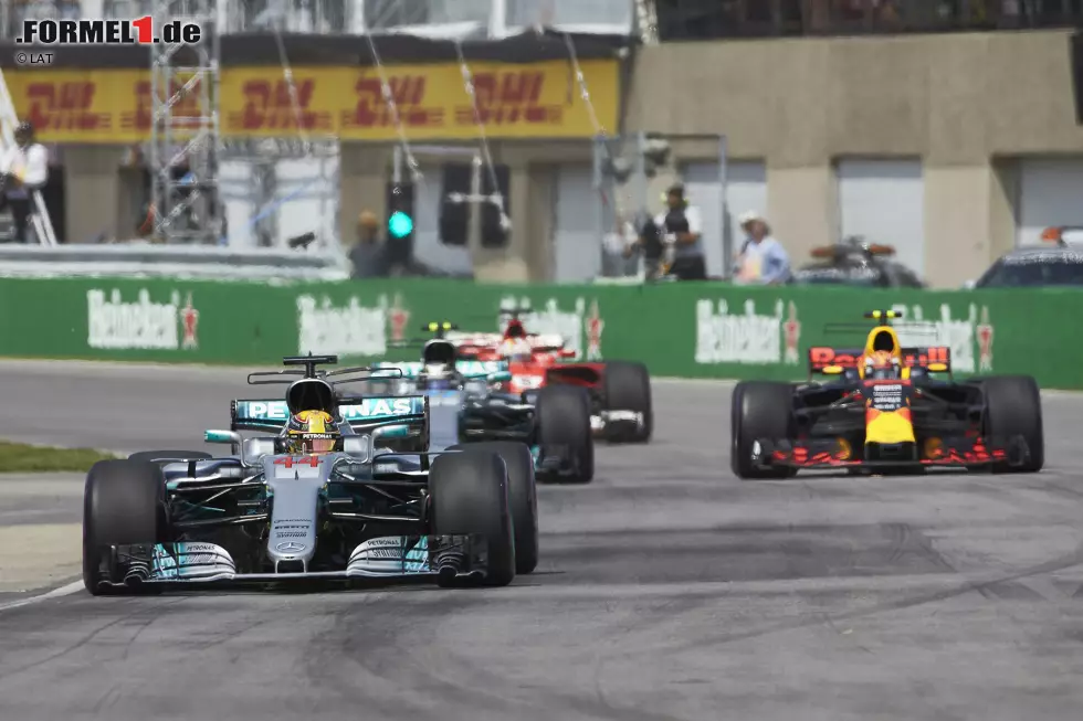 Foto zur News: Beim Restart in Runde 4 attackiert Verstappen zuerst Hamilton, muss sich dann aber direkt gegen Bottas verteidigen, den er nur mit Mühe hinter sich halten kann. Hamilton setzt sich rasch aus der DRS-Sekunde ab, Verstappen kann aber Platz zwei sicher behaupten.