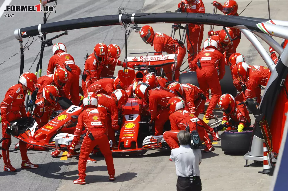 Foto zur News: Eine Runde nach dem Restart kommt Vettel an die Box, um den Flügel zu wechseln. Kurz danach funkt er: &quot;Ich fürchte, ich habe schon wieder ein Stück des Frontflügels verloren!&quot; Ein Fehlalarm, wie sich herausstellt. Er fällt zunächst auf den letzten Platz zurück. Kimi Räikkönen ist nur noch Sechster. Nach Fehler zieht Sergio Perez vorbei.