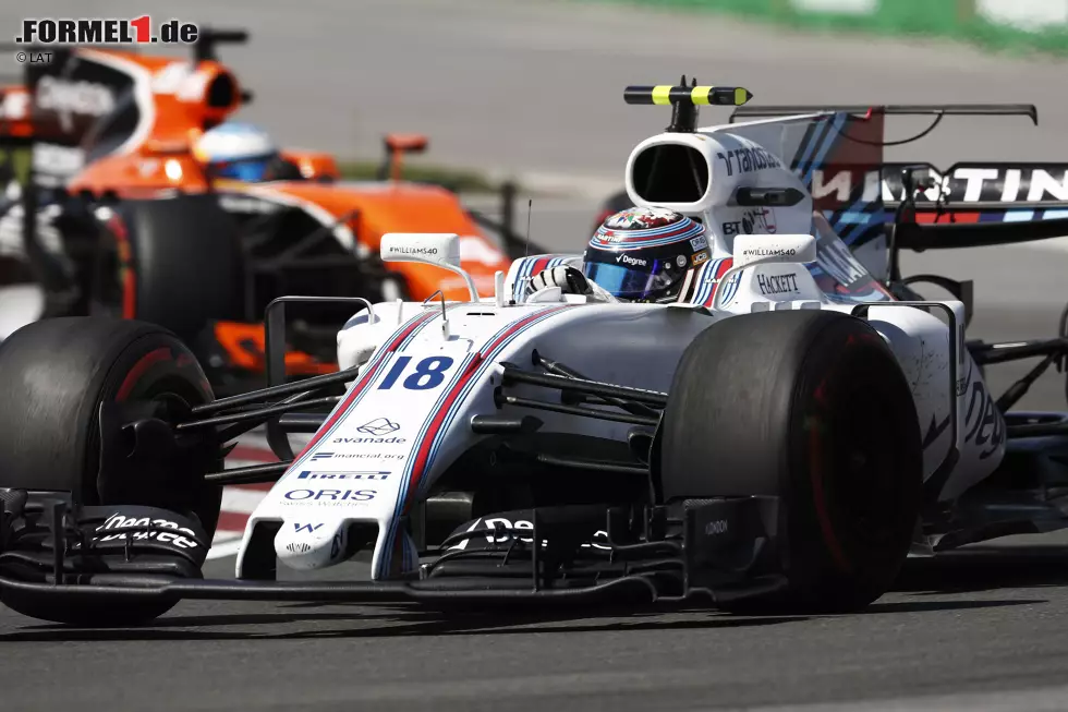 Foto zur News: Zwischendurch sorgt Lokalmatador Lance Stroll für Jubel auf den Rängen, mit beherzten Zweikämpfen gegen Hülkenberg/Magnussen und später Fernando Alonso. Der fährt seinerseits bis zum Ausfall einem Punkt entgegen, macht aber am Funk seinen Renningenieur zur Schnecke: &quot;You are not giving me useful information!&quot;