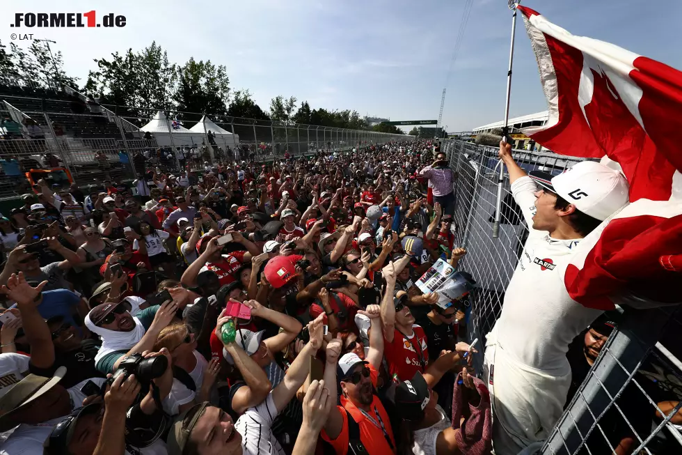 Foto zur News: Riesenjubel nach Rennende bei den kanadischen Fans: Sie feiern P9 für Stroll wie einen Sieg. Es sind die ersten WM-Punkte für den 18-Jährigen, den ausgerechnet Landsmann Jacques Villeneuve vor dem Rennen als einen der schlechtesten Rookies der Formel-1-Geschichte bezeichnet hat ...