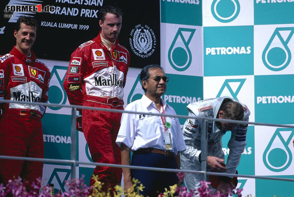 Foto zur News: Eddie Irvine (Malaysia 1999) - Das Rennen in Sepang ist aus mehreren Gründen denkwürdig. Zum einen ist die Formel 1 erstmals zu Gast in Malaysia, zum anderen dominiert Michael Schumacher, der zuvor mit einem gebrochenen Bein mehrere Monate ausgefallen war, das Wochenende. Den Sieg überlässt er allerdings seinem Teamkollegen Irvine.