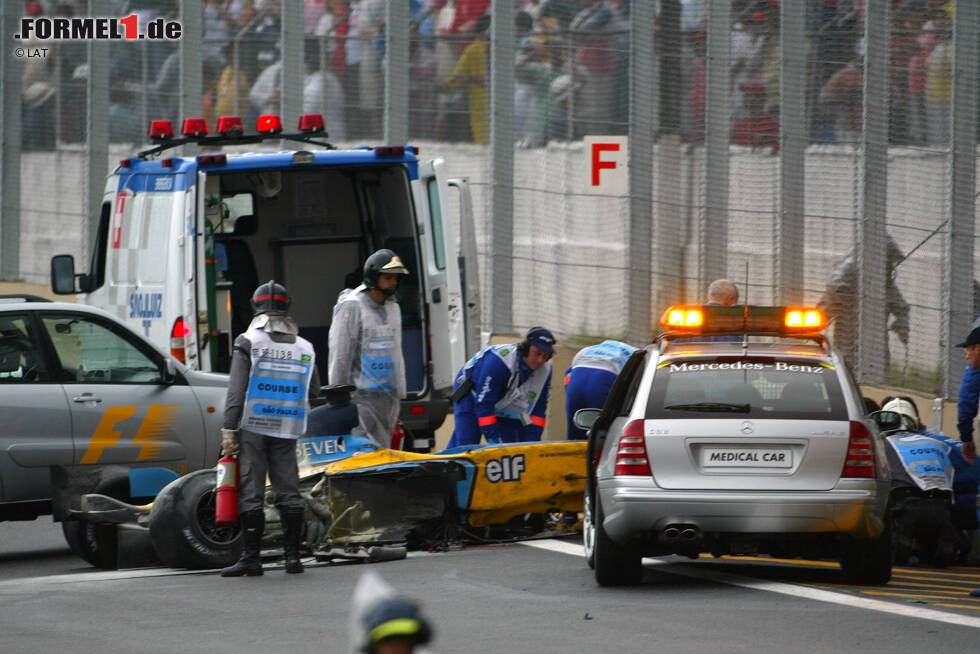 Foto zur News: Giancarlo Fisichella (Brasilien 2003) - Das Chaosrennen in Interlagos wird nach einem schweren Unfall von Fernando Alonso in der 56. Runde abgebrochen. Somit müsste das Ergebnis nach 54 Runden als Endstand gewertet werden, doch die Rennkommissare verlieren den Überblick und werten das Ergebnis nach 53 Umlaufen.