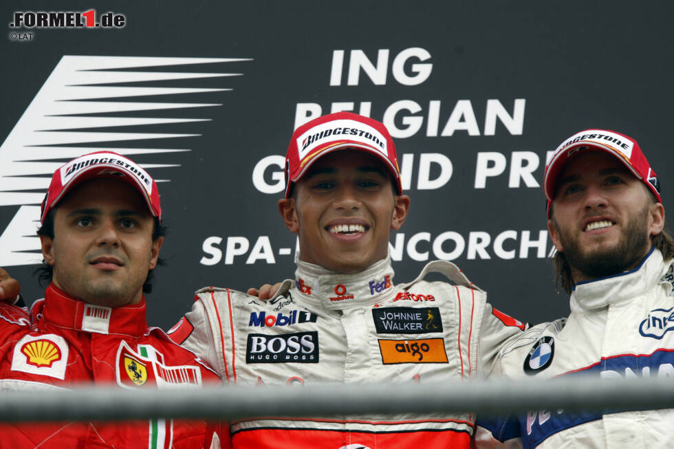 Foto zur News: Felipe Massa (Belgien 2008) - Auf dem Podium in Spa jubelt zunächst der spätere Weltmeister Lewis Hamilton, doch zwei Stunden nach dem Rennen erhält der Brite nachträglich eine 25-Sekunden-Strafe, durch die er auf Platz drei zurückgeworfen wird. Ein Überholmanöver kurz vor Schluss wird ihm zum Verhängnis.