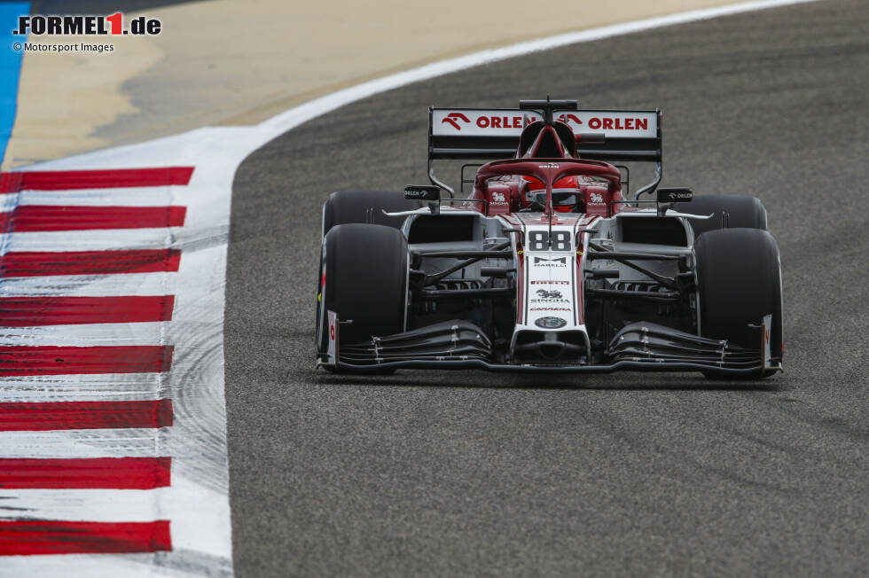 Foto zur News: Daneben fährt Kubica einige Freitagseinsätze für das Alfa-Romeo-Team. Kurios: Auch am &quot;Young-Driver-Test&quot; nimmt er im Alter von 36 Jahren teil. Viel zu holen ist nicht: Der Alfa Romeo C39 ist kaum konkurrenzfähig. Ein Fingerzeig ist damit nicht möglich.