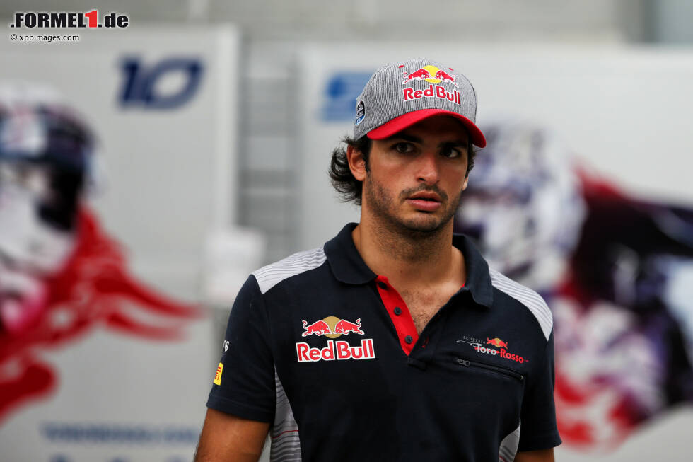 Foto zur News: Toro-Rosso-Pilot Carlos Sainz geht sogar noch weiter. Er findet, der Sepang International Circuit habe &quot;eines der besten Streckenlayouts&quot; des kompletten Rennjahres. &quot;Zudem ist es eine der körperlich anspruchsvollsten Strecken.&quot; Der Spanier hofft auf ein baldiges Comeback.