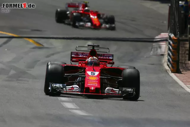 Foto zur News: Der Overcut zahlt sich auch für Vettel aus: Als Räikkönen in Runde 34 Reifen wechselt, bleibt er noch fünf Runden draußen. So werden aus 1,1 Sekunden Rückstand 3,0 Sekunden Vorsprung. Und die Verschwörungstheoretiker fragen sich: Warum hat Ferrari Vettel nicht gleich in Runde 35 reingeholt?