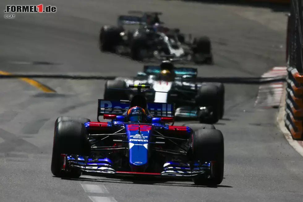 Foto zur News: Den längsten ersten Stint (46 Runden) fährt Hamilton. Von P13 gestartet, landet er hinter Überraschungsmann Carlos Sainz letztendlich auf Rang sieben. Wertvolle Punkte für die WM, nachdem ihm Mercedes-Boss Niki Lauda &quot;maximal Platz zehn&quot; zugetraut hat.