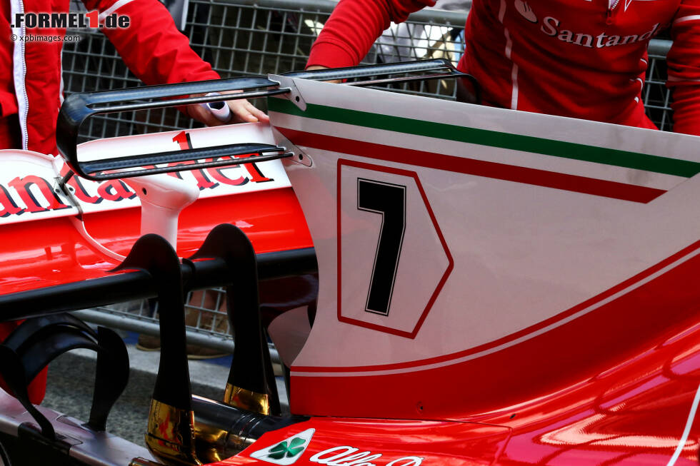 Foto zur News: Auch auf der weißen Heckfinne prangt bei Ferrari die große Startnummer. Eigentlich sollte auch das Namenskürzel seitlich zu lesen sein, doch einige Teams haben ihre Lösungen heute noch nicht zur Schau gestellt.