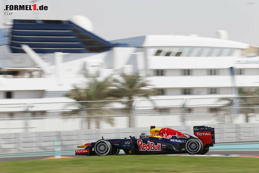 Foto zur News: 2012: Die Konkurrenz kann den RB8 zwar auch ohne Fernglas wieder erkennen, dennoch räumt die Mannschaft um Christian Horner erneut ab. Der Name Newey ist längst in aller Munde.