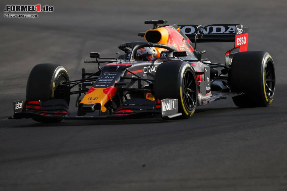 Foto zur News: 2021: Elf Siege schaffen die Red-Bull-Fahrer Max Verstappen und Sergio Perez mit dem RB16B, am Ende steht Verstappen nach dem Finale in Abu Dhabi als Weltmeister fest - nach einem packenden Duell mit Mercedes-Fahrer Lewis Hamilton und einem kontroversen Saisonfinish.