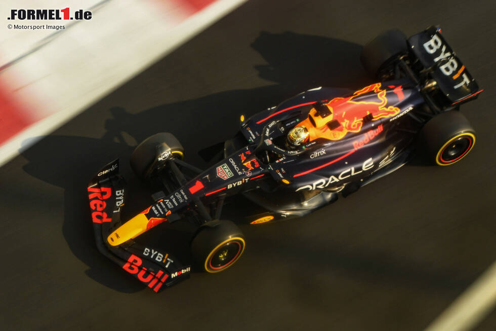 Foto zur News: 2022: Der RB18 ist ein Jahr später nicht zu bremsen. Verstappen gewinnt alleine 15 von 22 Rennen, Perez steuert weitere zwei Siege zur Red-Bull-Ausbeute bei. Das Team holt überlegen beide WM-Titel in der Formel 1, verpasst aber den ersten &quot;Doppelsieg&quot; in der Fahrerwertung hauchdünn.