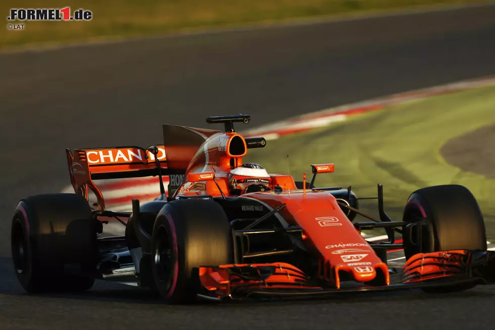 Foto zur News: Platz 4: Der McLaren-Honda MCL32 rollt 2017 tatsächlich in Orange - wenn er denn mal rollt. Sportlich würden die Briten nur zu gern auf diesen Rang vorstoßen. 10,12 Prozent der Fans finden das Fahrzeug am schönsten.