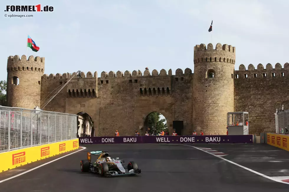 Foto zur News: Lewis Hamilton und Sebastian Vettel sind dicht dran, auf sämtlichen Kursen des aktuellen Kalenders einen Sieg eingefahren zu haben. Der Mercedes-Star benötigt nur einen Erfolg beim Aserbaidschan-Grand-Prix in Baku, während sein Ferrari-Kontrahent außerdem noch weiße Flecken in Sotschi, Spielberg und Mexiko-Stadt zu füllen hat.