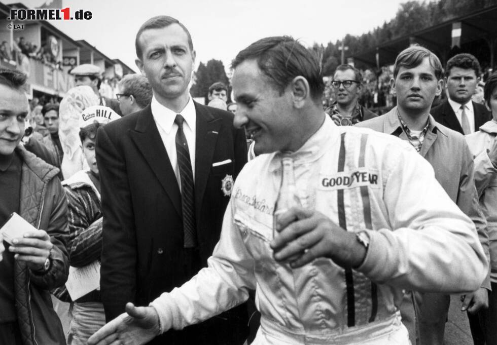 Foto zur News: Bruce McLaren bleibt das Kunststück, mit einem eigenen Boliden den Titel zu gewinnen, bis zu seinem Tod 1970 verwehrt. Immerhin: Im McLaren M7A gewinnt er 1968 in Spa nach mehr als sechs Jahren endlich mal wieder einen Grand Prix - auch wenn er dabei davon profitiert, dass Spitzenreiter Jackie Stewart kurz vor Schluss der Sprit ausgeht.