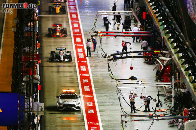 Foto zur News: Während das Safety-Car das Feld durch die Boxengasse führt, wittert Nico Hülkenberg seine große Chance, im 129. Rennen endlich aufs Podium zu fahren. Von P3 auf P5 fällt er zurück, weil Renault zu spät Reifen wechselt. Großer Sieger des Starts: Der hier viertplatzierte Sergio Perez gewinnt im Chaos der ersten Runde acht Positionen.