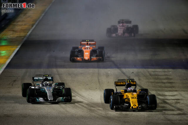 Foto zur News: Auf zu Beginn noch nasser Strecke funktionieren die Full-Wets um so viel besser als die Intermediates, dass sogar Jolyon Palmer am Mercedes von Valtteri Bottas vorbeigeht! Der Brite liefert in einem seiner letzten Renault-Rennen seine bisher stärkste Leistung ab und wird Sechster. Vorne setzt sich indes Hamilton locker ab.