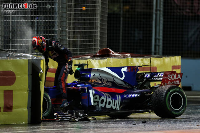 Foto zur News: Die zweite Safety-Car-Phase: Daniil Kwjat setzt seinen Toro Rosso an elfter Stelle liegend in die Mauer. "Mein Fehler", gibt er zu. "Ich habe Magnussen überholt. Danach blockierten meine Räder und ich konnte nicht mehr bremsen."