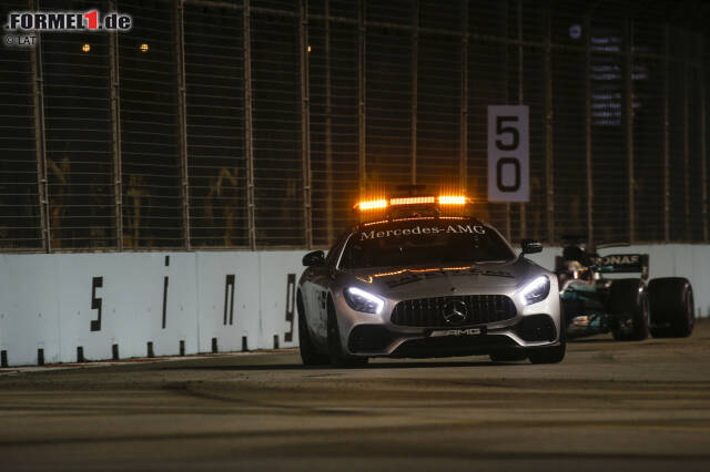 Foto zur News: Auch eine weitere Safety-Car-Phase (diesmal steht Marcus Ericssons Sauber auf der Anderson-Bridge) bringt Hamilton nicht aus dem Konzept. Er kann es sich leisten, eine Runde später als Ricciardo auf Intermediates zu wechseln. Was wir zu dem Zeitpunkt nicht ahnen: Red Bull leidet an einem Getriebeproblem, muss früh schalten.