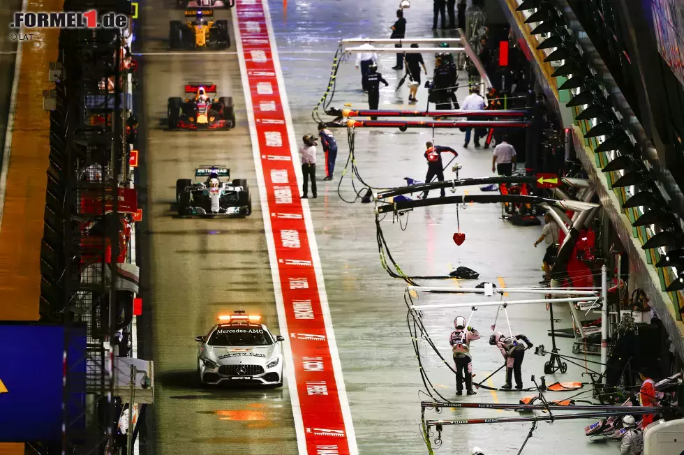 Foto zur News: Während das Safety-Car das Feld durch die Boxengasse führt, wittert Nico Hülkenberg seine große Chance, im 129. Rennen endlich aufs Podium zu fahren. Von P3 auf P5 fällt er zurück, weil Renault zu spät Reifen wechselt. Großer Sieger des Starts: Der hier viertplatzierte Sergio Perez gewinnt im Chaos der ersten Runde acht Positionen.