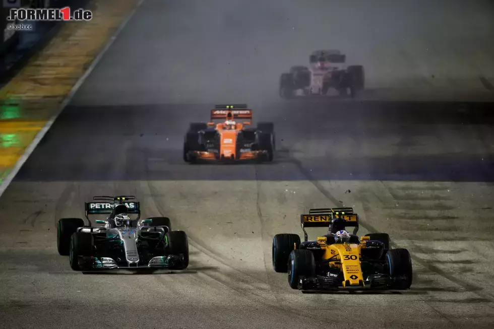 Foto zur News: Auf zu Beginn noch nasser Strecke funktionieren die Full-Wets um so viel besser als die Intermediates, dass sogar Jolyon Palmer am Mercedes von Valtteri Bottas vorbeigeht! Der Brite liefert in einem seiner letzten Renault-Rennen seine bisher stärkste Leistung ab und wird Sechster. Vorne setzt sich indes Hamilton locker ab.