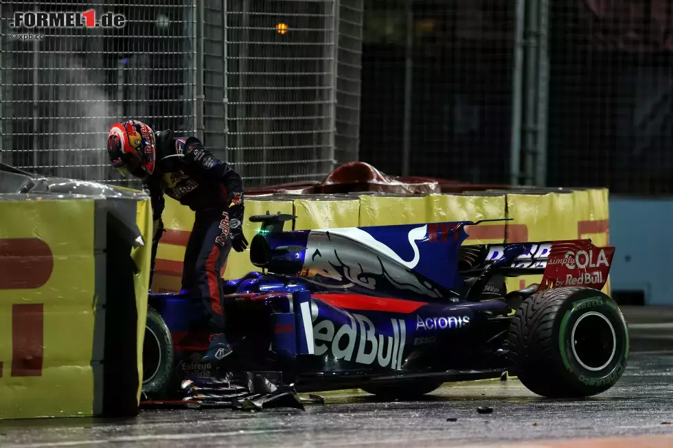 Foto zur News: Die zweite Safety-Car-Phase: Daniil Kwjat setzt seinen Toro Rosso an elfter Stelle liegend in die Mauer. &quot;Mein Fehler&quot;, gibt er zu. &quot;Ich habe Magnussen überholt. Danach blockierten meine Räder und ich konnte nicht mehr bremsen.&quot;