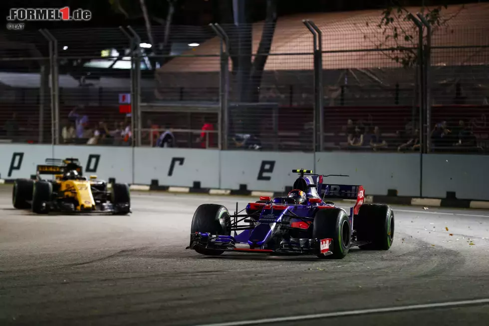 Foto zur News: Hamilton und Ricciardo nutzen die letzte Safety-Car-Phase nicht mehr zu einem Stopp; Hülkenberg aber schon: An vierter Stelle liegend (vor Carlos Sainz) muss er reinkommen, um Hydrauliköl nachzufüllen. Er fällt erst auf P10 zurück - und scheidet später ganz aus. &quot;Wir müssen uns bei Nico entschuldigen&quot;, bedauert Teamchef Cyril Abiteboul.