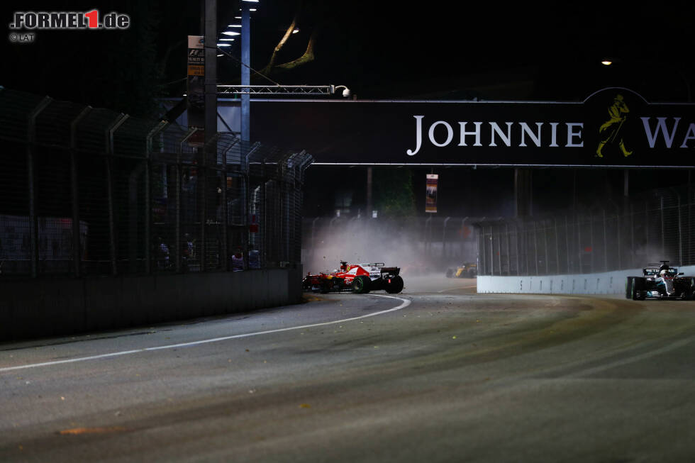 Foto zur News: Derweil dreht sich plötzlich Sebastian Vettel auf dem Weg von Kurve 3 zu Kurve 4, wodurch Lewis Hamilton die Führung übernimmt...