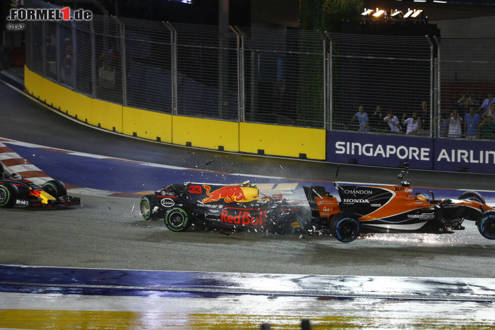 Foto zur News: ...was ihn in die Luft schleudert, während Verstappens Bolide regelrecht zerquetscht wird.