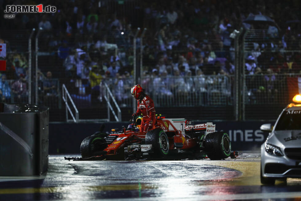 Foto zur News: Räikkönen verlässt frustriert sein Ferrari-Wrack...