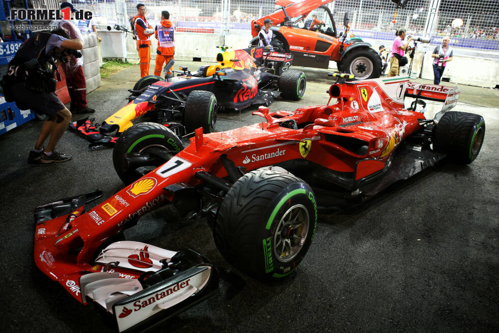 Foto zur News: ...Verstappens Bolide im Hintergrund sieht nicht viel besser aus.